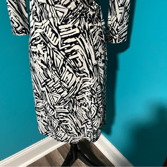 BCBGMaxAzria XS Black White Printed 3/4 Sleeve Wrap Dress - Picture 2 of 6